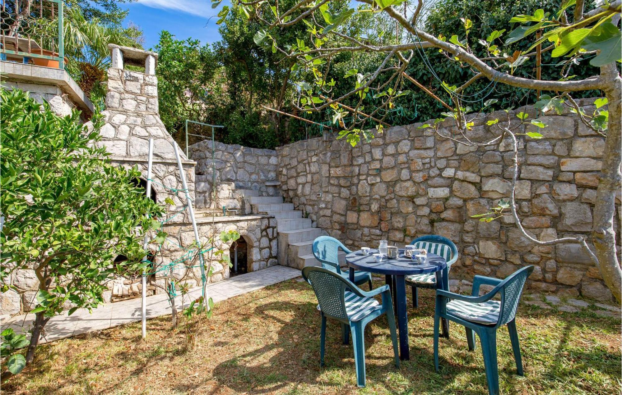 Lovely Apartment In Veli Losinj With Kitchen Exteriör bild